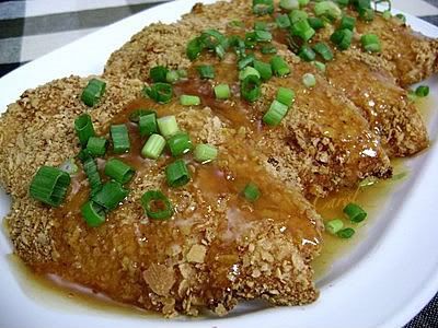 /><br/> <br/> LEMON CHICKEN<br/> (Source: Pillsbury Everyday Family Suppers 2008 cookbook)<br/> <br/> CHICKEN:<br/> 3/4 c. finely crushed corn flake cereal<br/> 1/2 tsp. ground ginger<br/> Generous 1/8 tsp. black pepper<br/> 1 egg white<br/> 1 tsp. water<br/> 1 tsp. soy sauce (I use lite soy sauce)<br/> 4 boneless, skinless chicken breast halves<br/> <br/> SAUCE:<br/> 1/2 c. chicken broth (I use low sodium, fat-free chicken broth)<br/> 1 Tbsp. cornstarch<br/> 1/3 c. honey<br/> 3 Tbsp. freshly squeezed lemon juice<br/> 1 tsp. ketchup<br/> Generous 1/8 tsp. garlic powder<br/> 1 tsp. grated lemon peel (used the grated zest of 1 lemon-I didn't measure the amount)<br/> 2 green onions, cut into 1/2